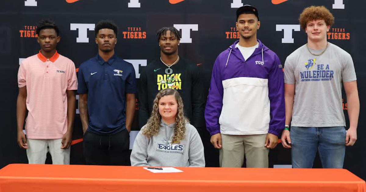 Texarkana ISD Celebrates 6 Outstanding Athletes on Fall Signing Day 