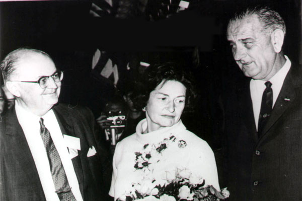 “President Johnson, Lady Bird Johnson and Congressman Wright Patman at Texarkana JFK memorial dedication, 1964,” Texarkana Museums System Archives, accessed March 16, 2014, http://tmsarchives.omeka.net/items/show/102.
