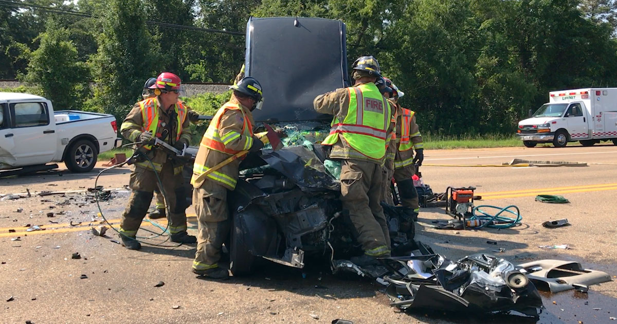 Two Injured in head-on crash on E. Broad St. | Texarkana Today