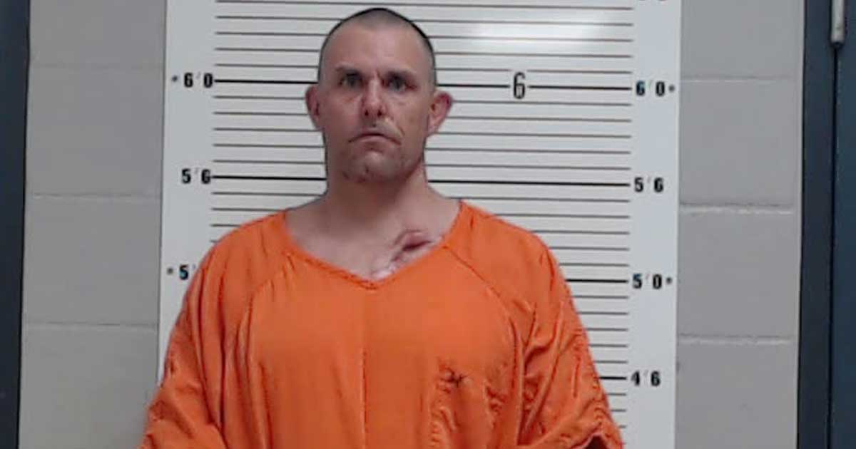 Texarkana man arrested after fleeing officers, hiding in attic; passenger also held on felony warrants