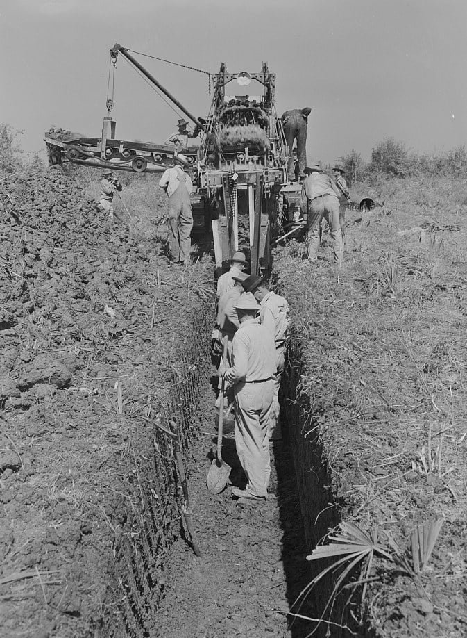 A trench-digging machine cuts the ditch between the Arkansas-Texas state line and Gurdon. Photo: John Vachon, Office of War Information, Library of Congress. Trench-digging machine cutting the Big Inch ditch, 1942